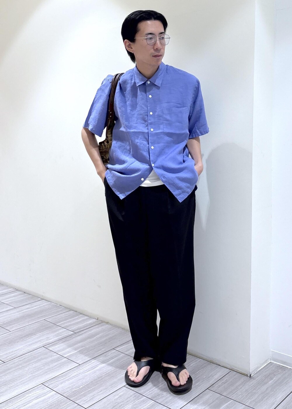 ブラック系のその他パンツ、ブルー系のシャツ/ブラウス、ブラック系のサンダルを着用したメンズの夏コーディネートの3枚目の写真