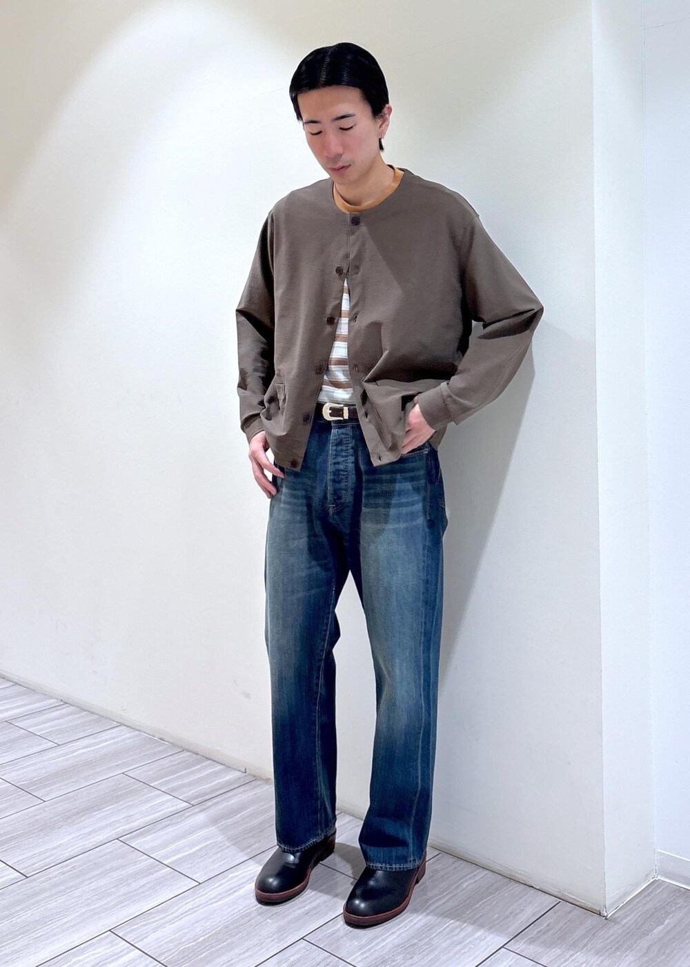 ブルー系のデニムパンツ、ブルー系のTシャツ/カットソー、グリーン系のカーディガン/ボレロを着用したメンズの春コーディネートの3枚目の写真