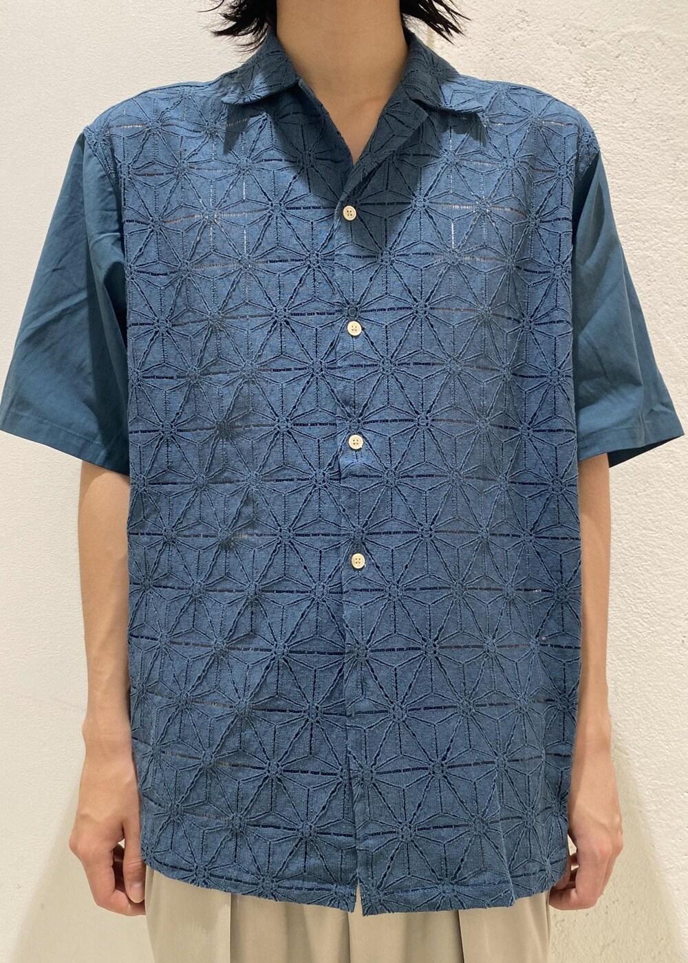 グレー系のスラックス、ブルー系のシャツ/ブラウスを着用したメンズの夏コーディネートの2枚目の写真