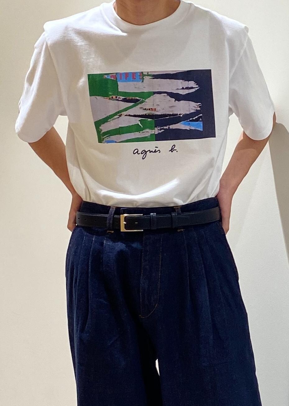 グリーン系のサンダル、ブルー系のデニムパンツ、ホワイト系のTシャツ/カットソーを着用したメンズの夏コーディネートの3枚目の写真