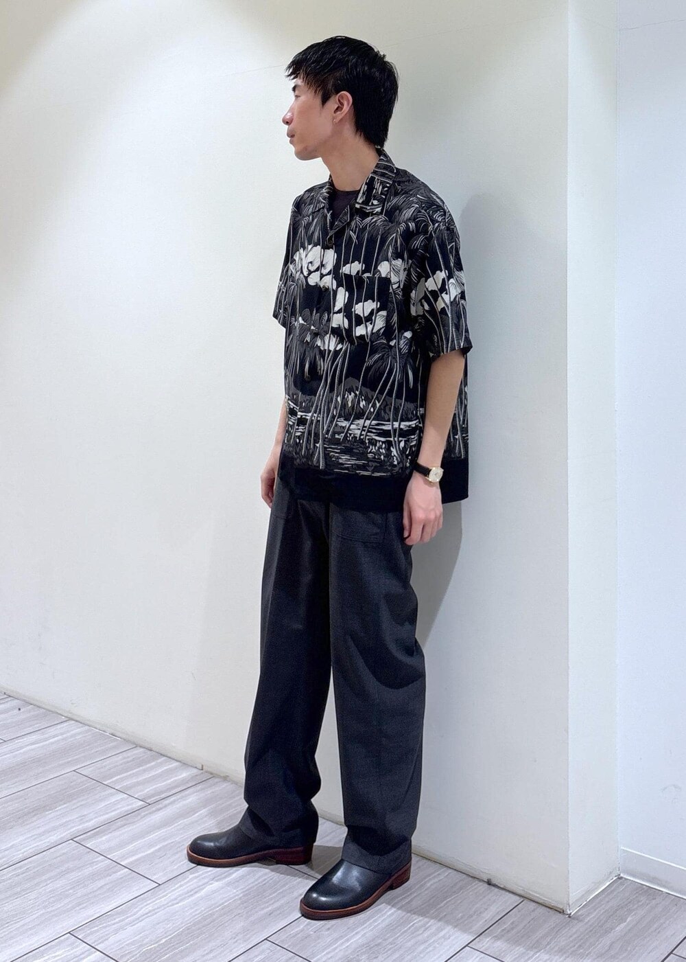 ブラック系のシャツ/ブラウス、グレー系のその他パンツを着用したメンズの春コーディネートの3枚目の写真