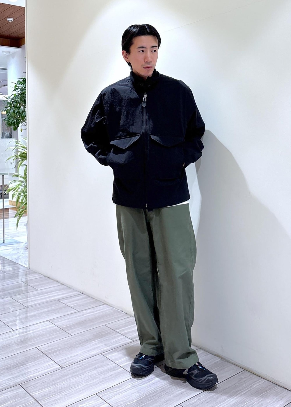グリーン系のその他パンツ、グレー系のブルゾン、ホワイト系のTシャツ/カットソーを着用したメンズの春コーディネートの2枚目の写真