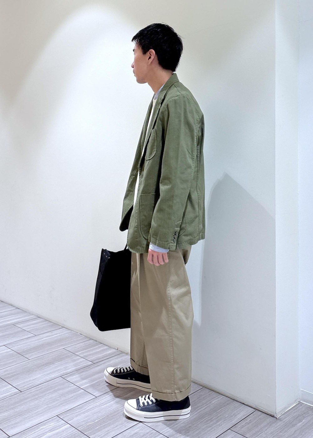 ブルー系のシャツ/ブラウス、ベージュ系のチノパンツ、グリーン系のテーラードジャケットを着用したメンズの春コーディネートの3枚目の写真