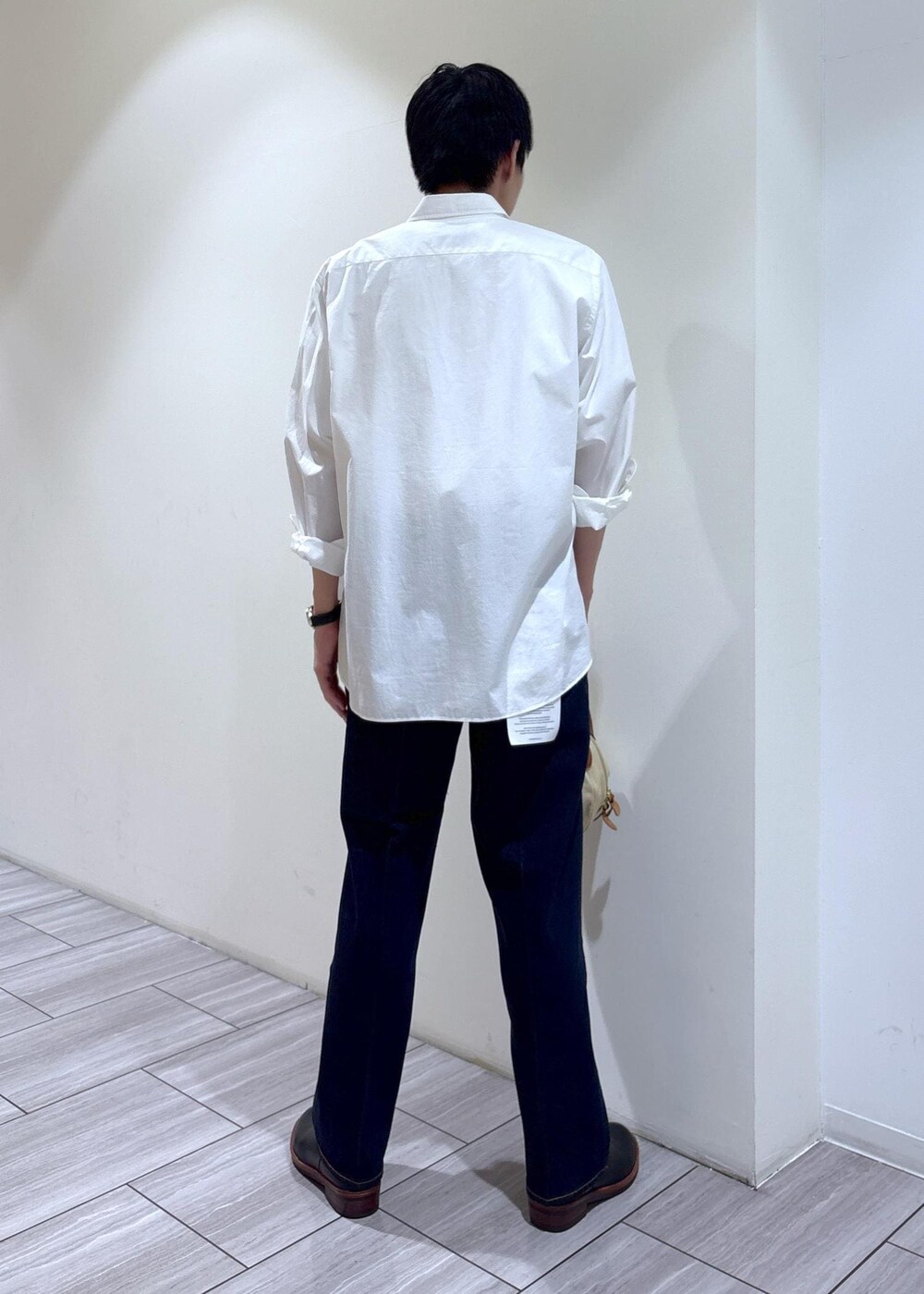 イエロー系のTシャツ/カットソーを着用したメンズの夏コーディネートの3枚目の写真