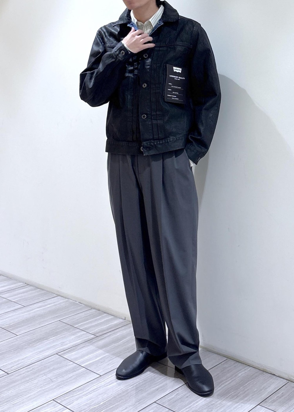 グレー系のスラックス、ホワイト系のシャツ/ブラウスを着用したメンズの冬コーディネートの2枚目の写真