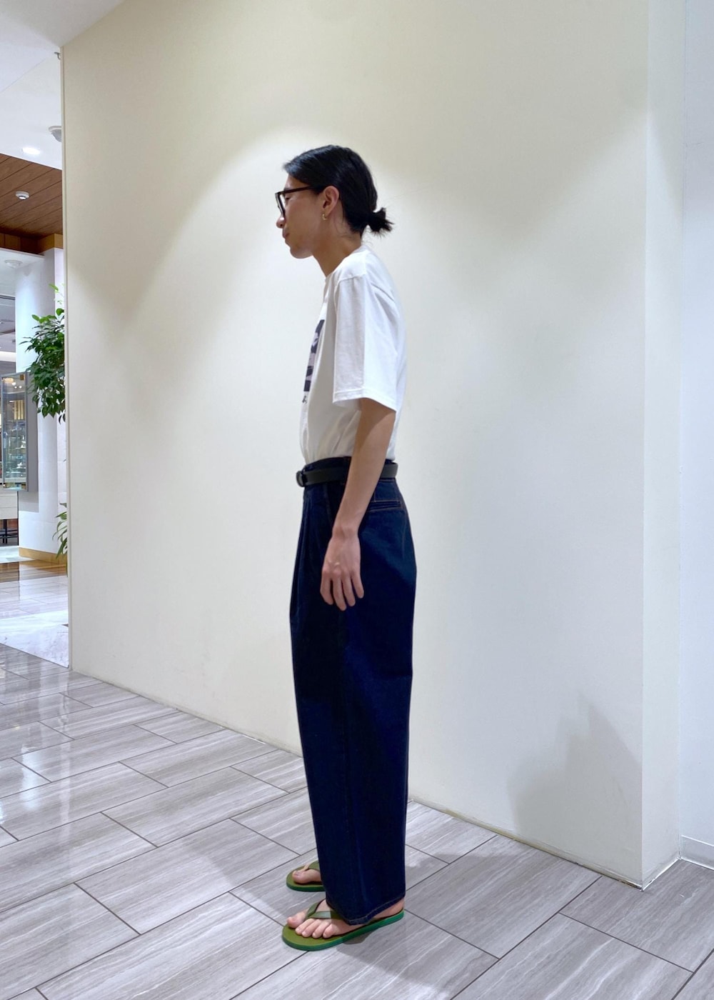 グリーン系のサンダル、ブルー系のデニムパンツ、ホワイト系のTシャツ/カットソーを着用したメンズの夏コーディネートの2枚目の写真