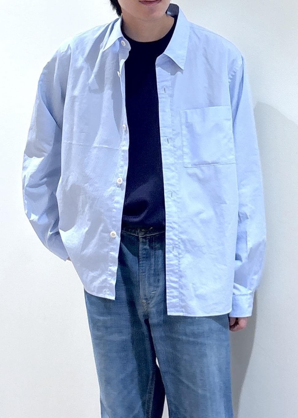 ブルー系のシャツ/ブラウスを着用したメンズの春コーディネートの2枚目の写真