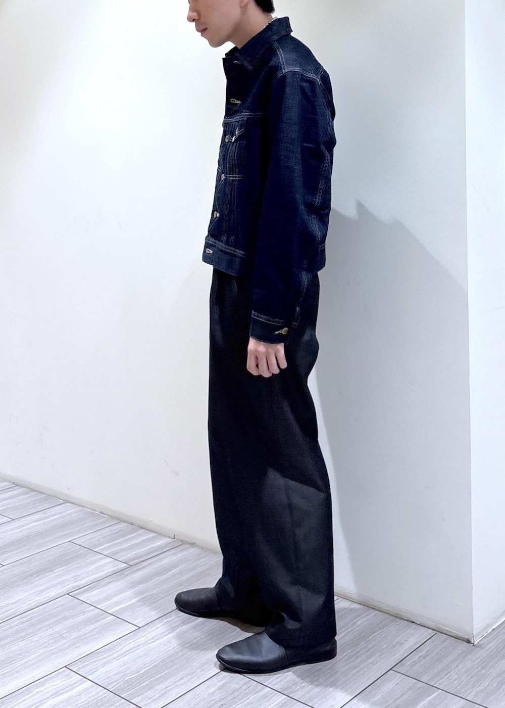 ブルー系のデニムジャケットを着用したメンズの春コーディネートの4枚目の写真