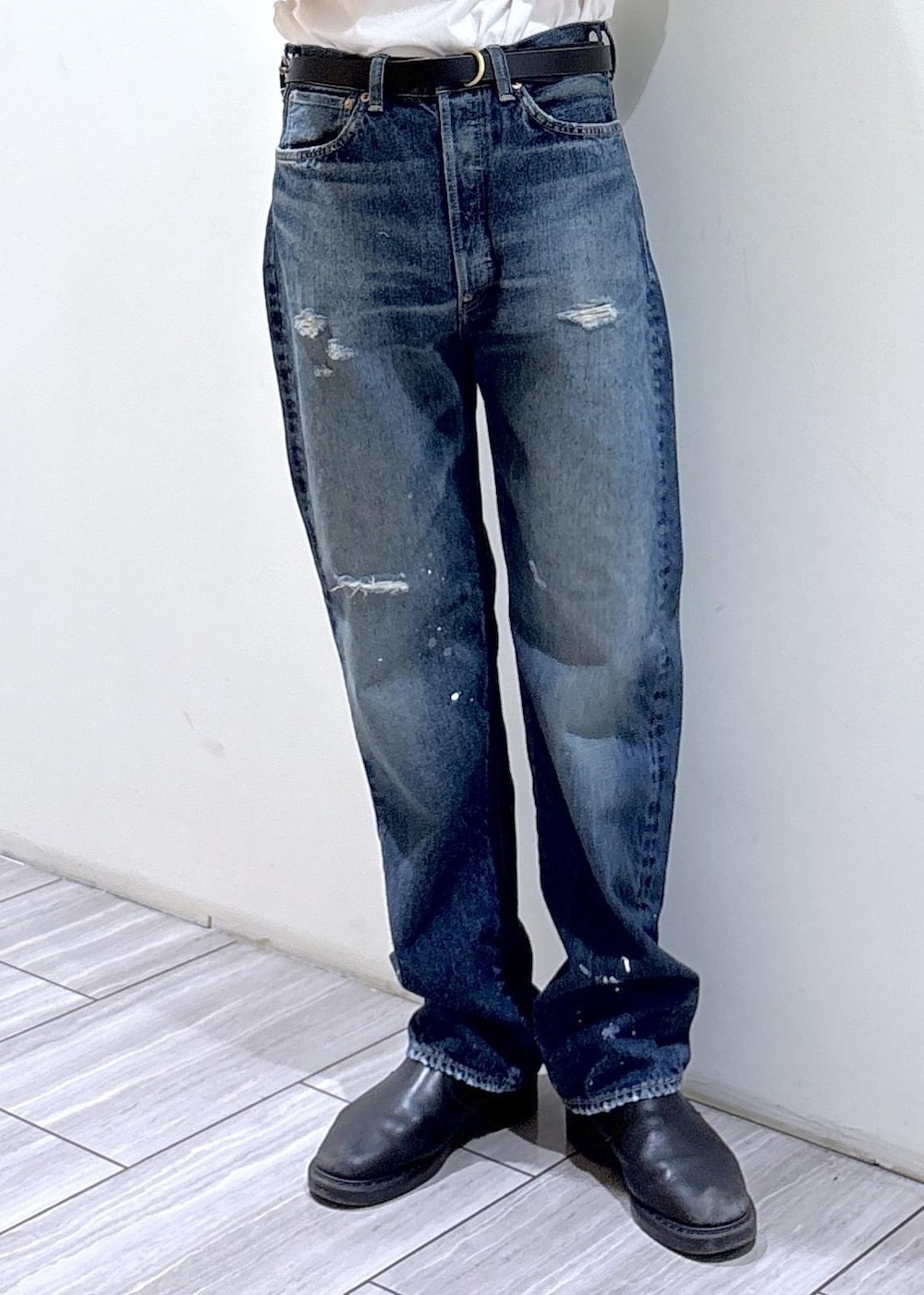 ブルー系のその他パンツ、ブラック系のテーラードジャケットを着用したメンズの春コーディネートの5枚目の写真