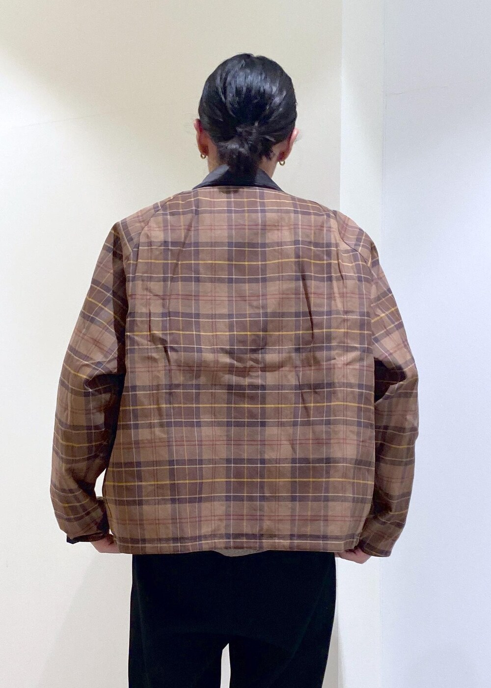 ブラック系のブルゾン、ベージュ系のニット/セーターを着用したメンズの秋コーディネートの3枚目の写真