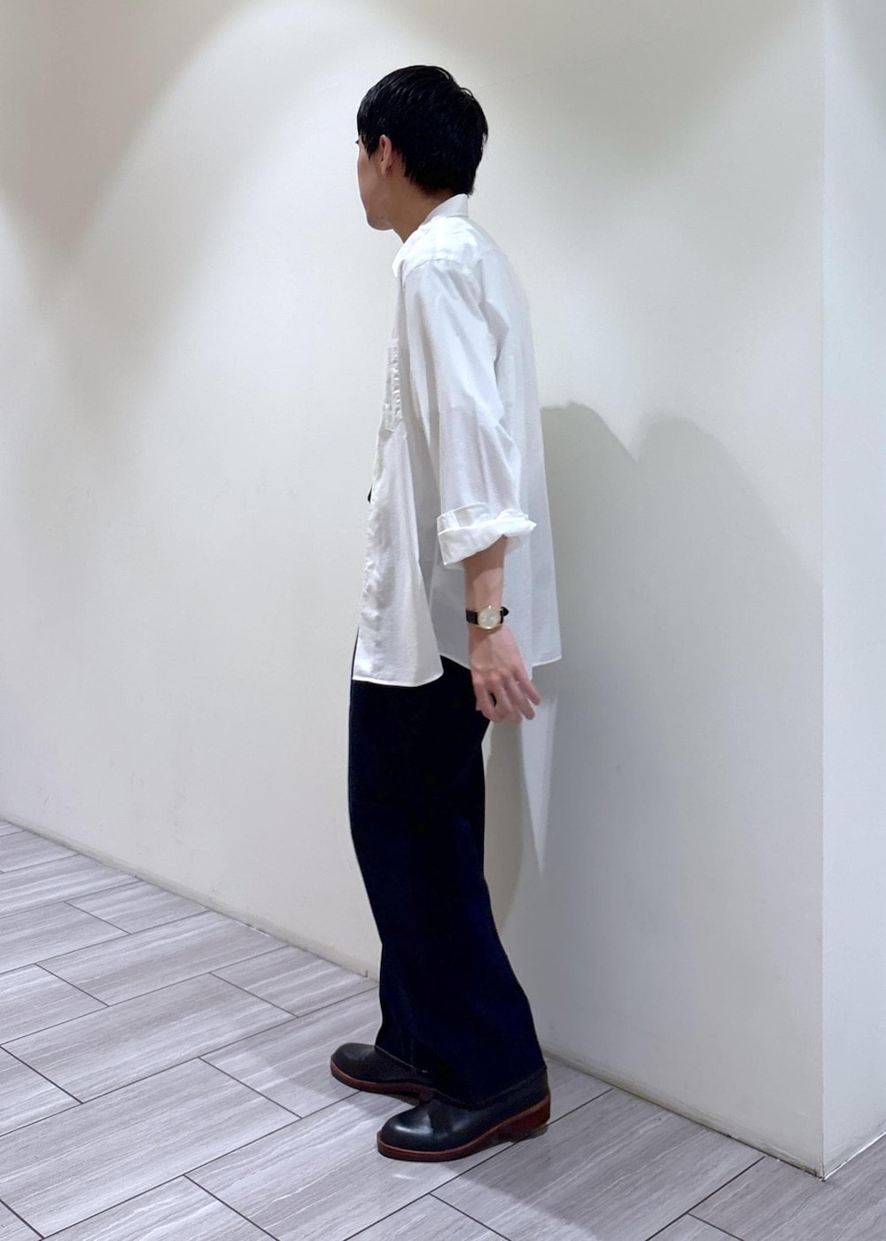 イエロー系のTシャツ/カットソーを着用したメンズの夏コーディネートの2枚目の写真