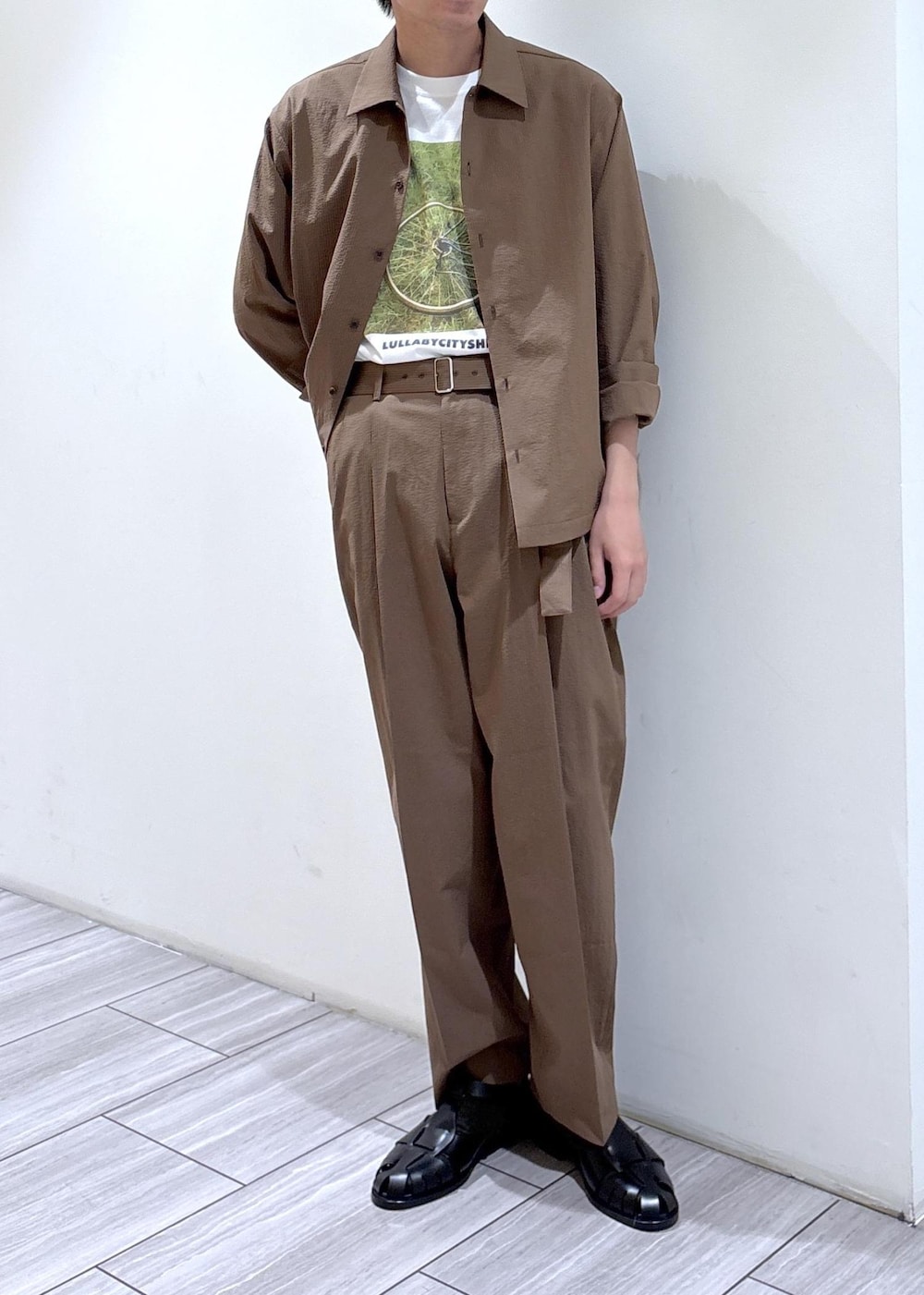 ブラウン系のその他パンツ、ブラウン系のシャツ/ブラウス、ホワイト系のTシャツ/カットソーを着用したメンズの春コーディネートの2枚目の写真