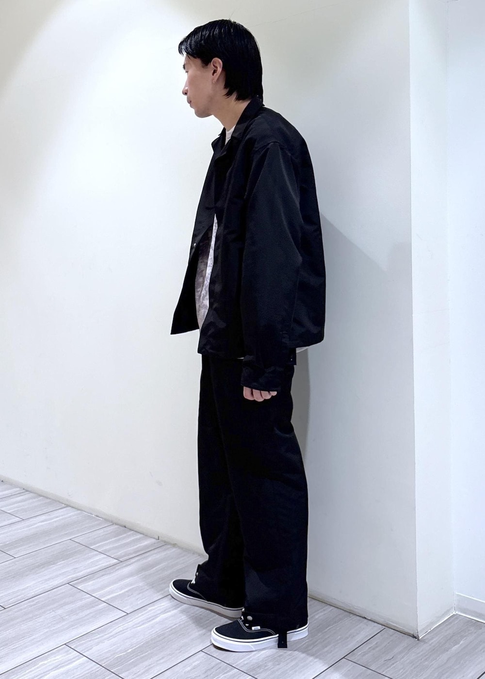 ブラック系のシャツ/ブラウス、ブラック系のその他パンツを着用したメンズの春コーディネートの2枚目の写真