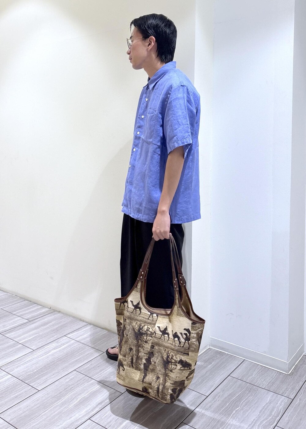 ブラック系のその他パンツ、ブルー系のシャツ/ブラウス、ブラック系のサンダルを着用したメンズの夏コーディネートの4枚目の写真