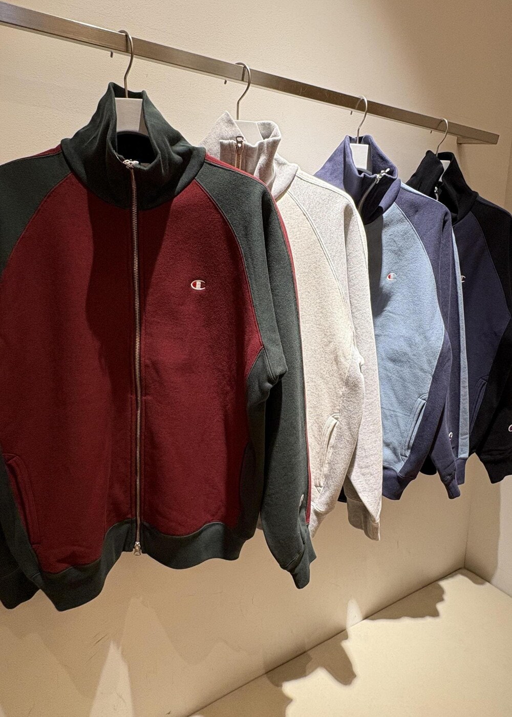 ブラック系のスリッポン、ブルー系のカーディガン/ボレロ、ブルー系のスラックスを着用したメンズの秋コーディネートの6枚目の写真