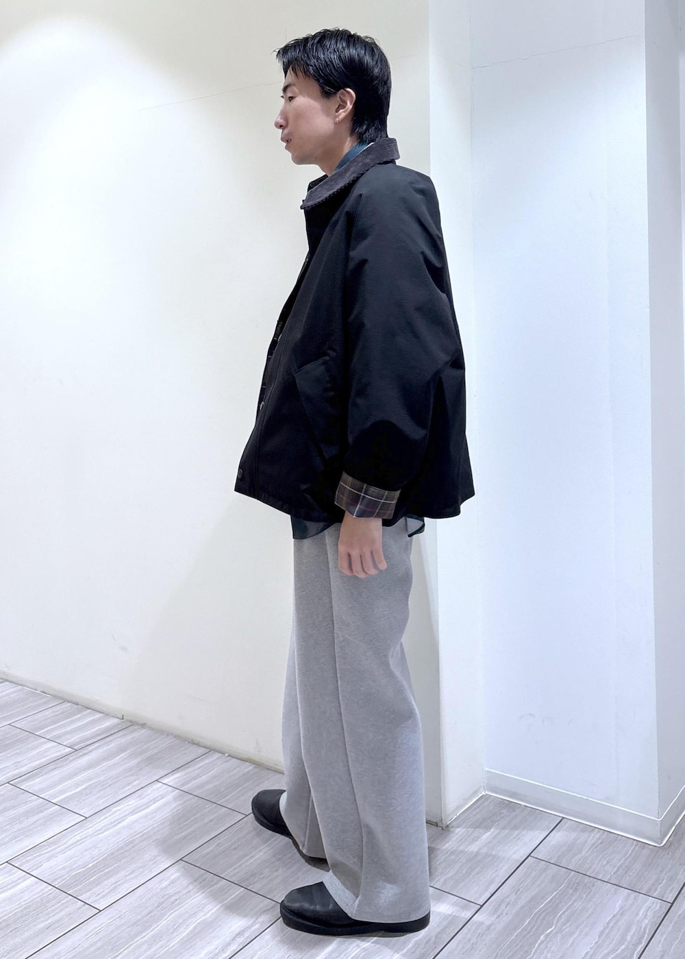 グリーン系のシャツ/ブラウス、グレー系のスウェット、グレー系のその他パンツを着用したメンズの冬コーディネートの4枚目の写真