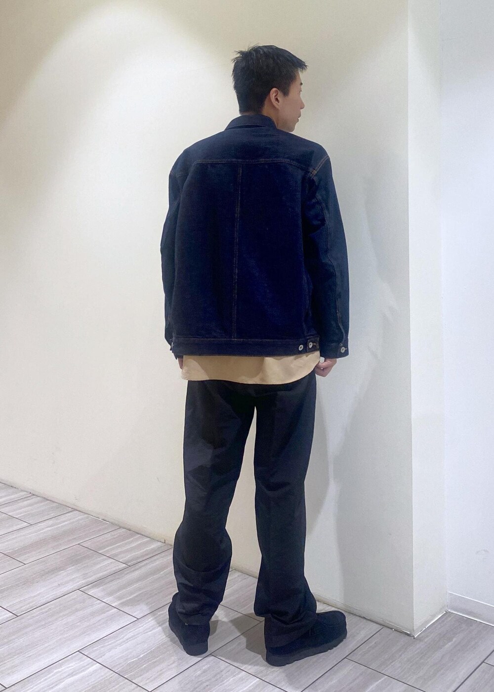 ブルー系のデニムパンツ、ベージュ系のシャツ/ブラウス、ブルー系のデニムジャケットを着用したメンズの秋コーディネートの2枚目の写真