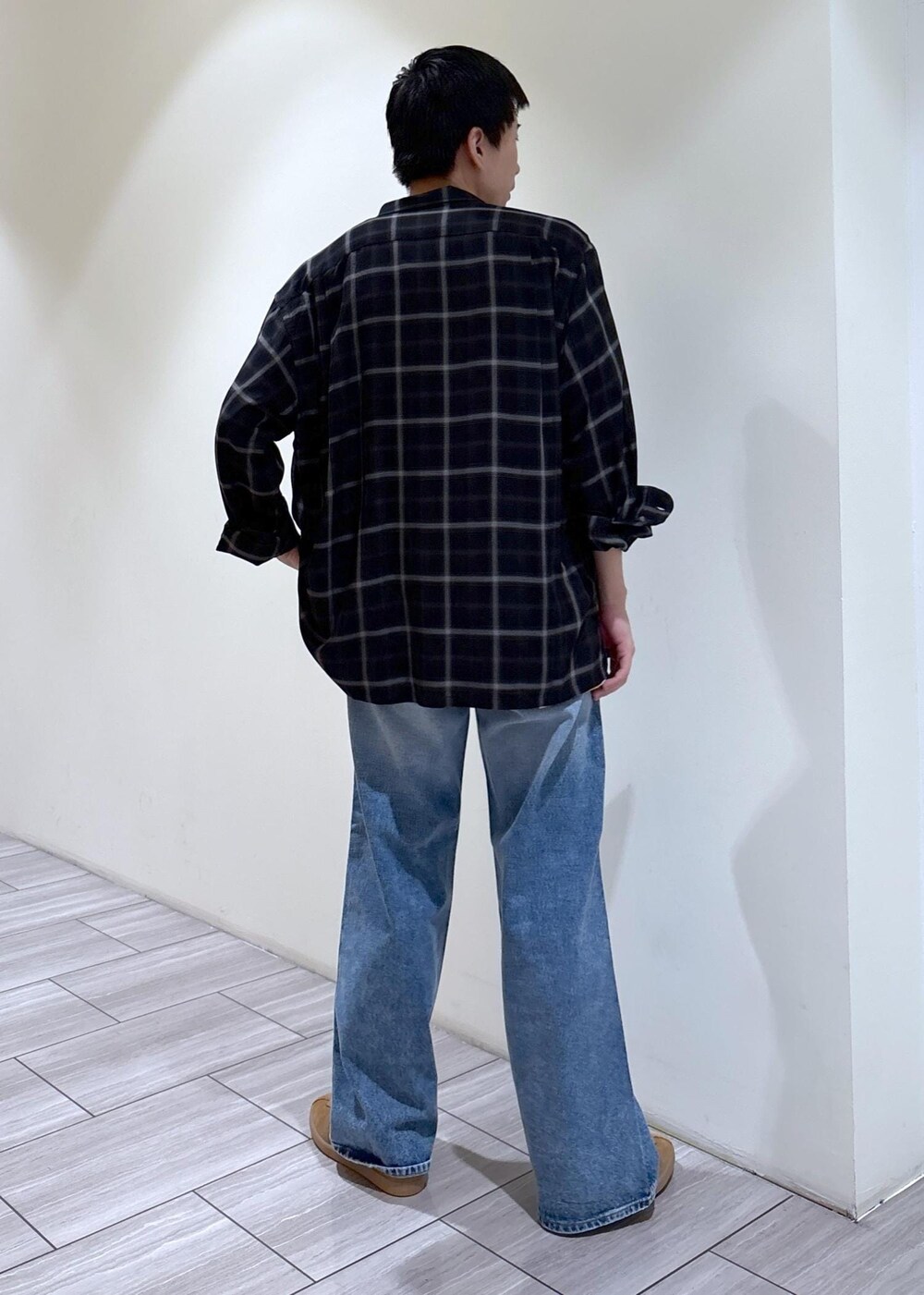 ブラック系のシャツ/ブラウス、ブルー系のデニムパンツ、ホワイト系のTシャツ/カットソーを着用したメンズの夏コーディネートの3枚目の写真