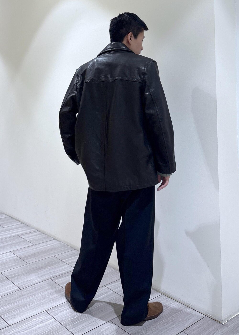 グリーン系のシャツ/ブラウス、ブラック系のスラックス、ブラック系のカバーオールを着用したメンズの秋コーディネートの3枚目の写真