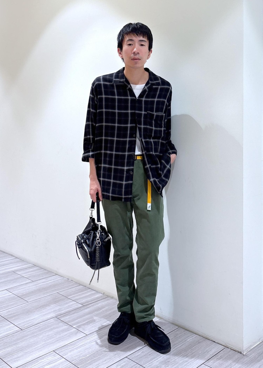 グリーン系のその他パンツを着用したメンズの夏コーディネートの2枚目の写真