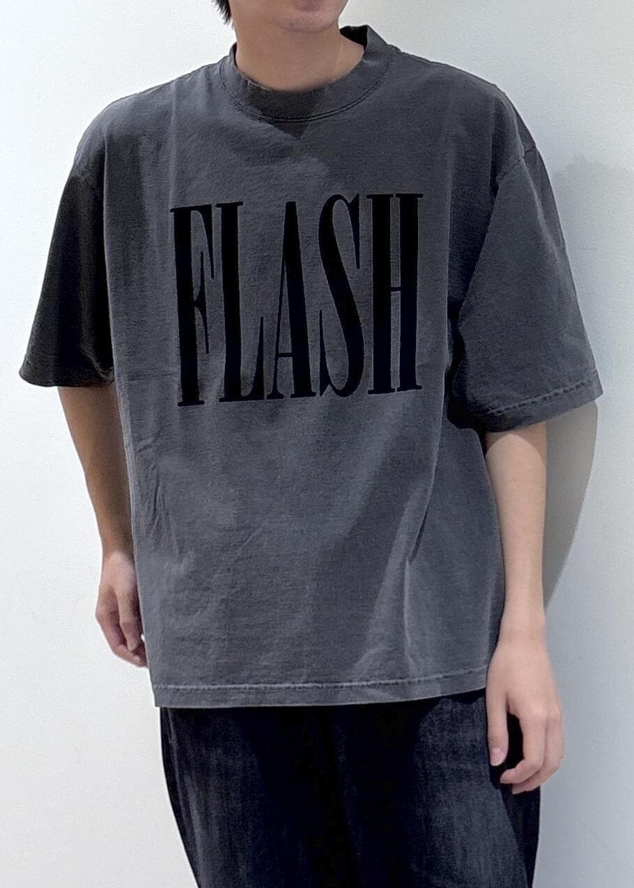 ブラック系のTシャツ/カットソーを着用したメンズの春コーディネートの4枚目の写真