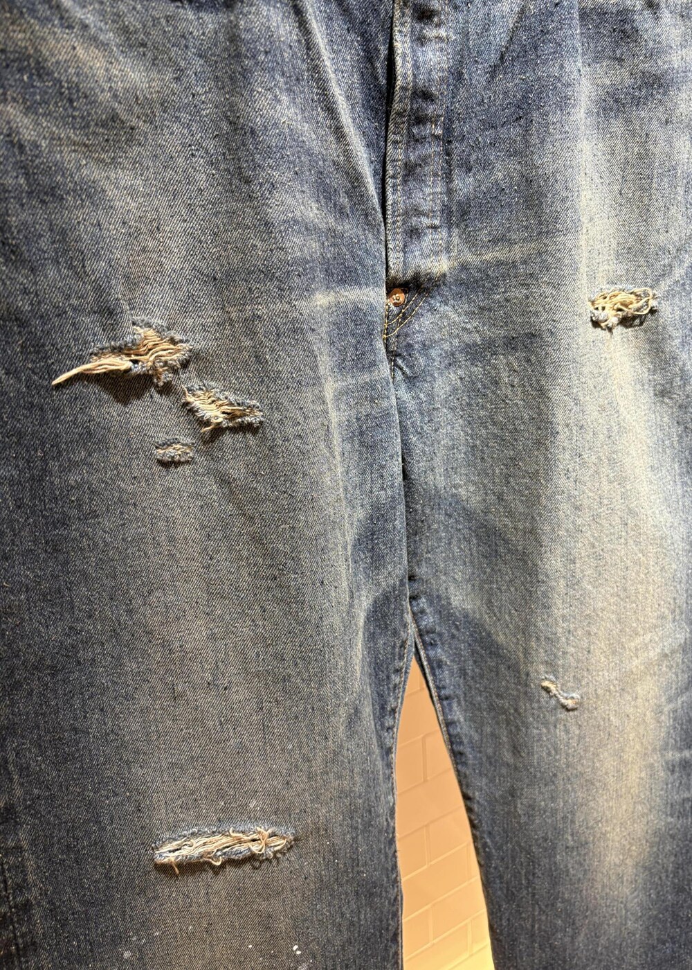 ブルー系のその他パンツを着用したメンズの春コーディネートの5枚目の写真