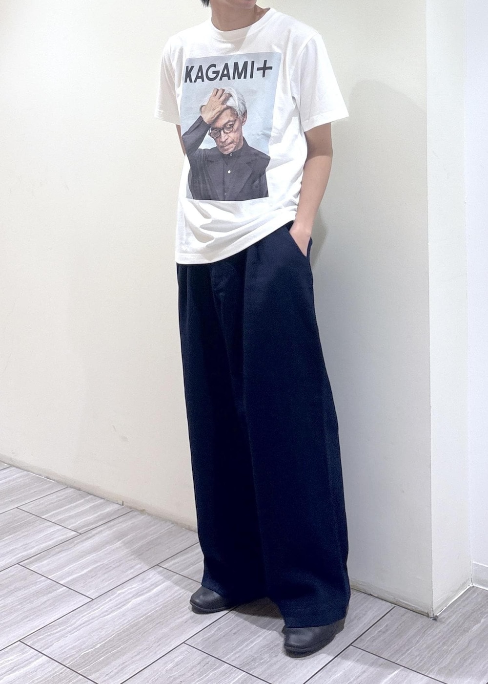 ホワイト系のTシャツ/カットソーを着用したメンズの夏コーディネートの2枚目の写真
