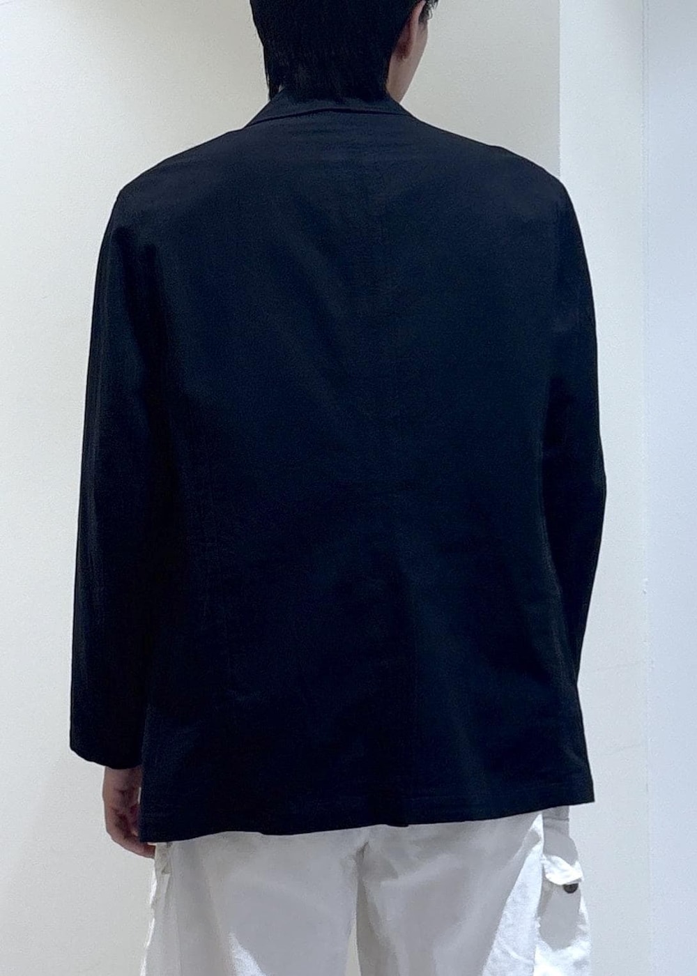 ホワイト系のカーゴパンツ、ブラウン系のTシャツ/カットソー、ブラック系のテーラードジャケットを着用したメンズの春コーディネートの4枚目の写真