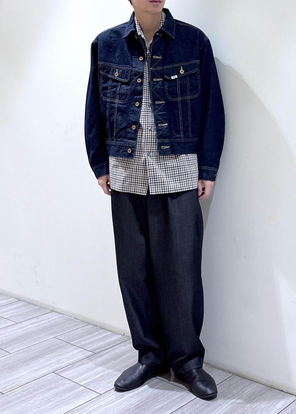 ブルー系のデニムジャケットを着用したメンズの春コーディネートの3枚目の写真