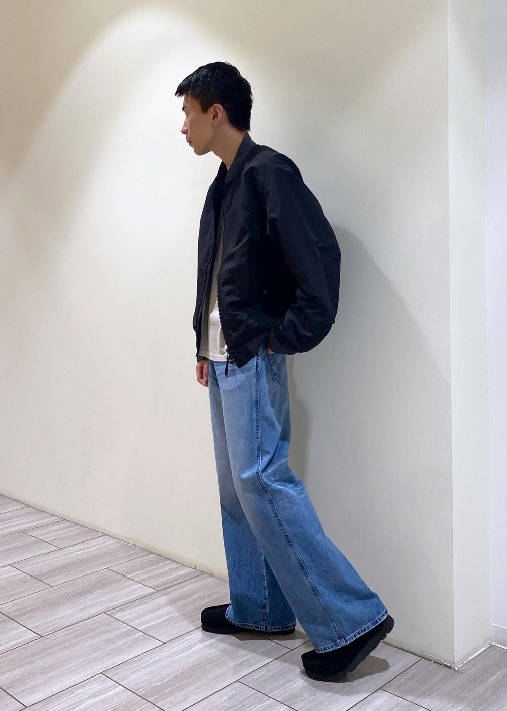 ブラック系のMA-1、ブルー系のデニムパンツ、グレー系のTシャツ/カットソーを着用したメンズの秋コーディネートの3枚目の写真