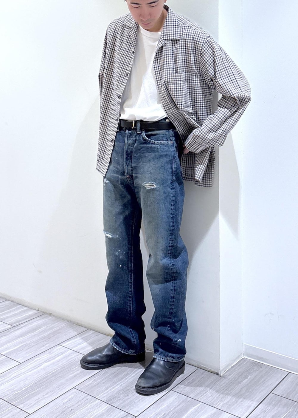 ブルー系のその他パンツを着用したメンズの春コーディネートの2枚目の写真