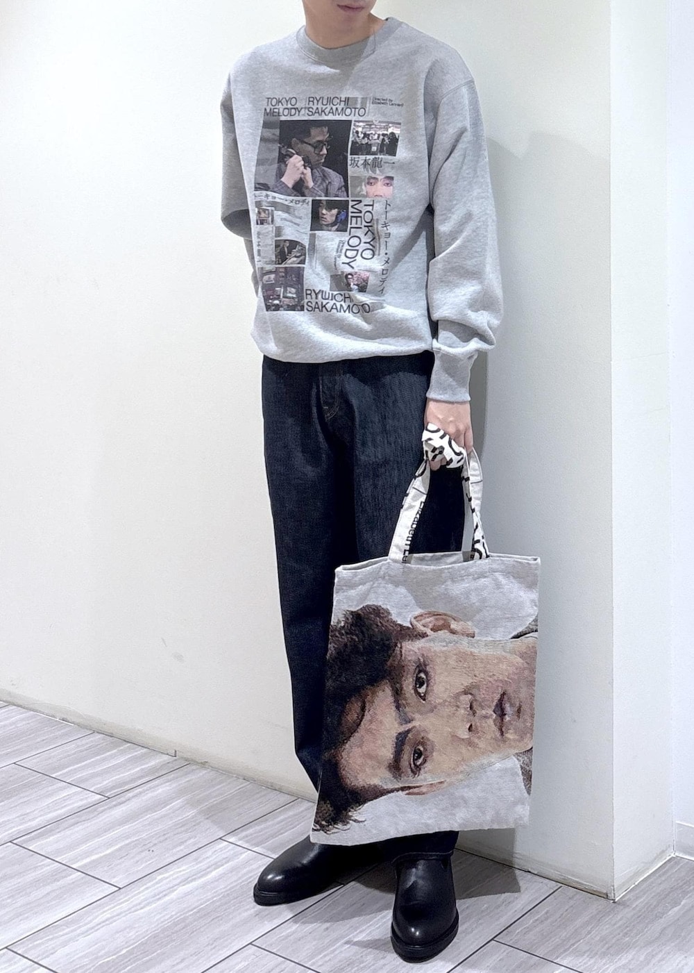 ブラック系のスウェット、ホワイト系のトートバッグを着用したメンズの冬コーディネートの3枚目の写真