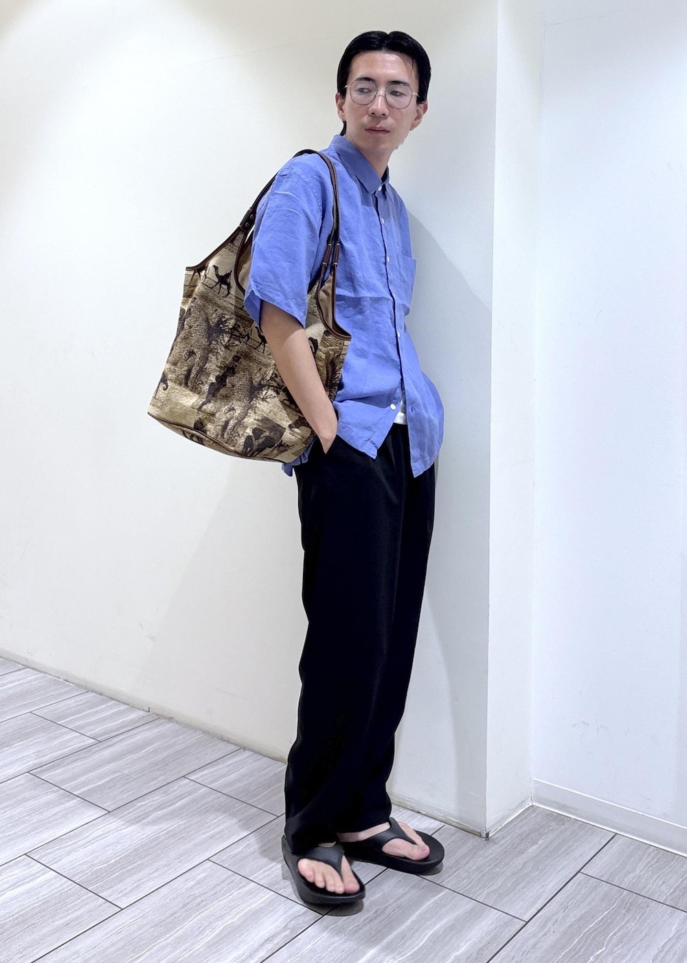 ブラック系のその他パンツ、ブルー系のシャツ/ブラウス、ブラック系のサンダルを着用したメンズの夏コーディネートの2枚目の写真