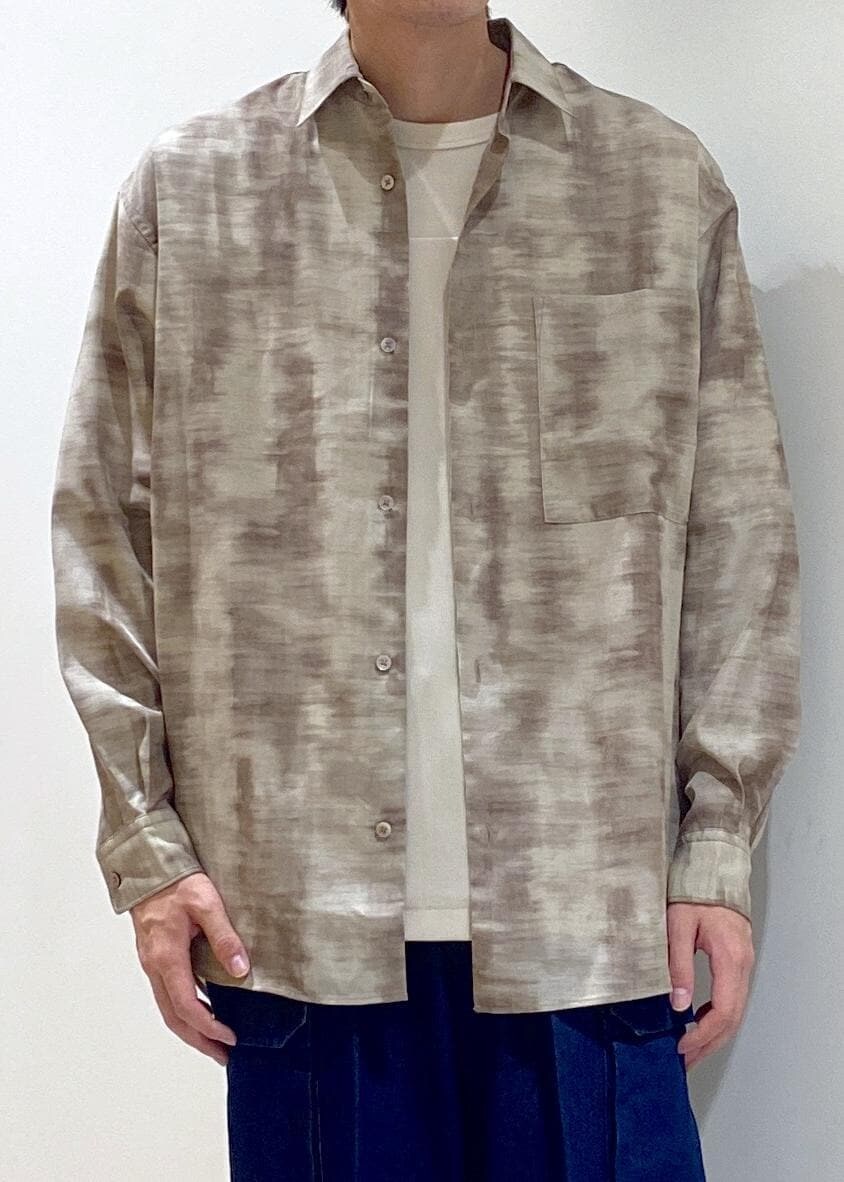 ブラック系のサンダル、ベージュ系のシャツ/ブラウス、ホワイト系のTシャツ/カットソーを着用したメンズの夏コーディネートの6枚目の写真