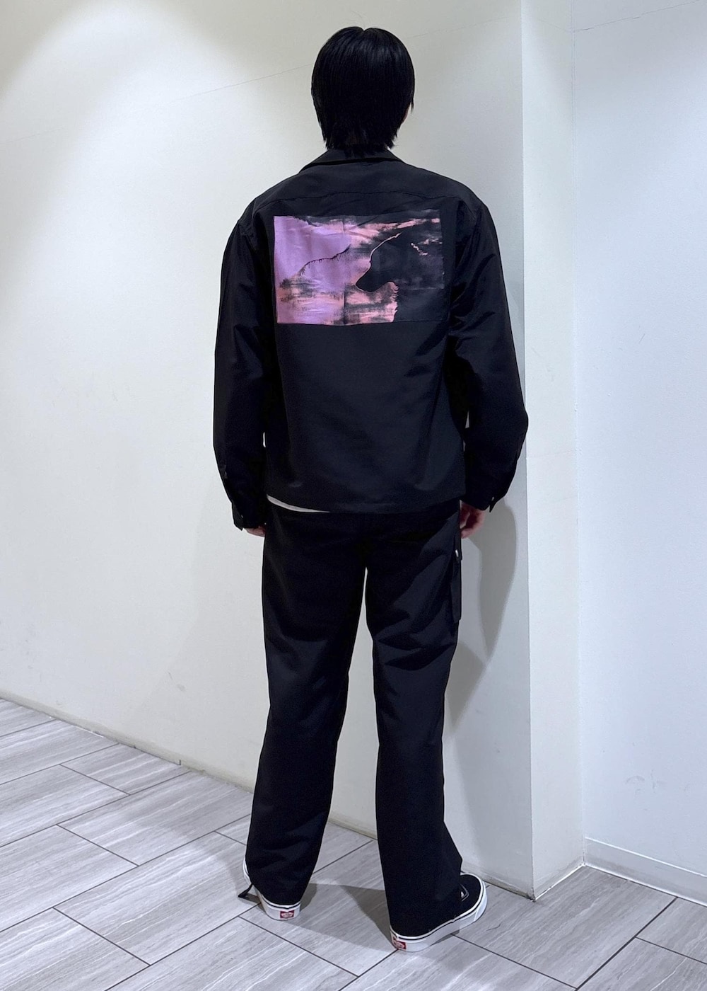 ブラック系のシャツ/ブラウス、ブラック系のその他パンツを着用したメンズの春コーディネートの3枚目の写真