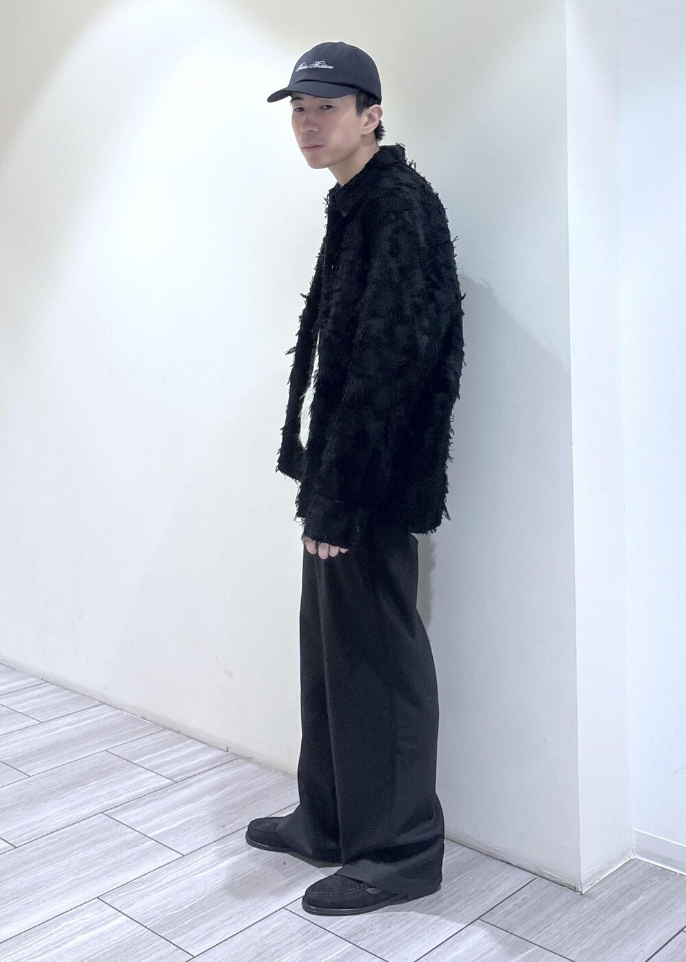 ブラック系のその他シューズ、ブラック系のシャツ/ブラウス、グリーン系のニット/セーターを着用したメンズの秋コーディネートの3枚目の写真