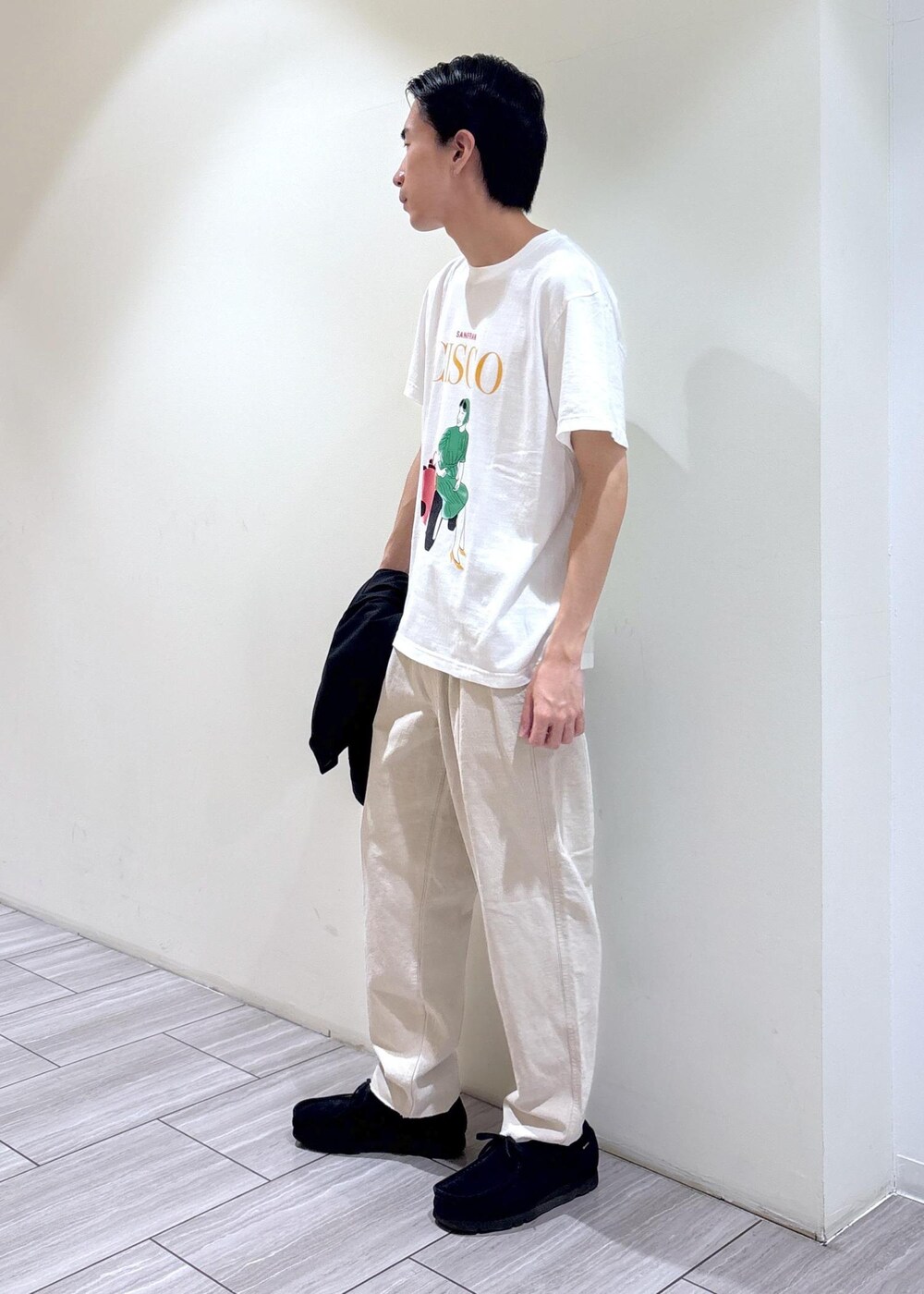 ホワイト系のスラックス、ホワイト系のTシャツ/カットソーを着用したメンズの夏コーディネートの3枚目の写真