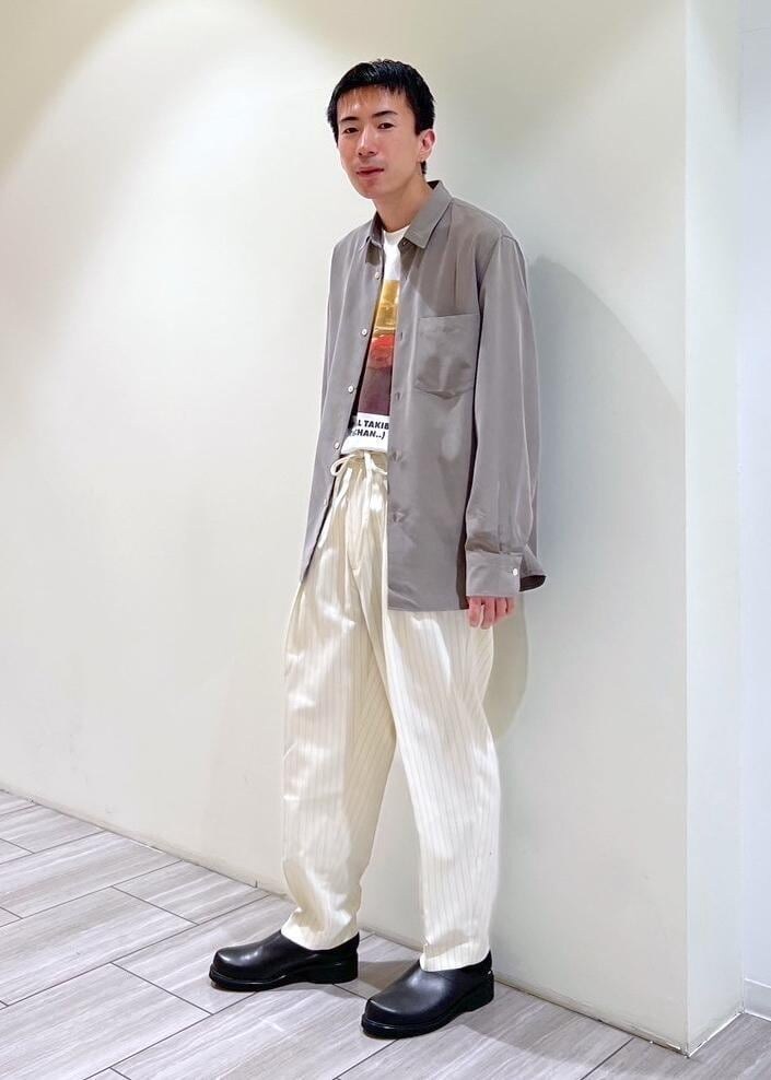 グリーン系のシャツ/ブラウス、ホワイト系のスラックス、ホワイト系のTシャツ/カットソーを着用したメンズの秋コーディネートの2枚目の写真