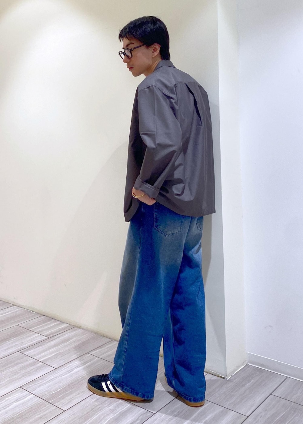 グレー系のシャツ/ブラウス、ブラック系のTシャツ/カットソーを着用したメンズの夏コーディネートの5枚目の写真