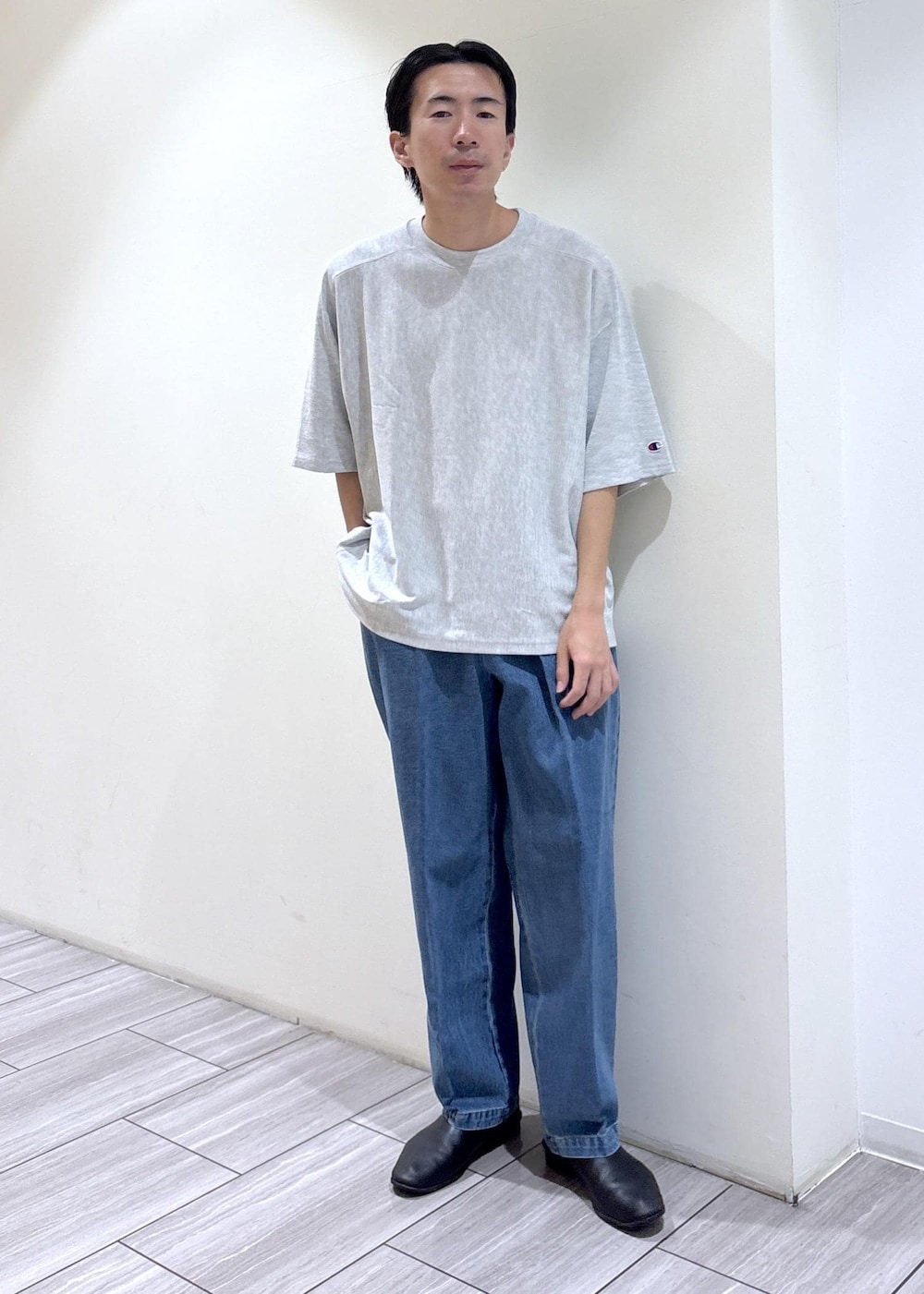 ブルー系のデニムパンツ、グレー系のTシャツ/カットソー、イエロー系のシャツ/ブラウスを着用したメンズの夏コーディネートの3枚目の写真