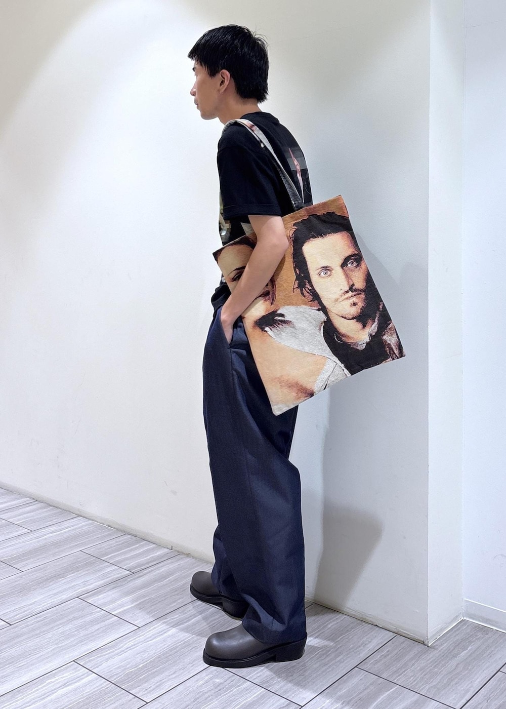 ブルー系のデニムパンツ、グレー系のTシャツ/カットソー、ベージュ系のトートバッグを着用したメンズの夏コーディネートの5枚目の写真