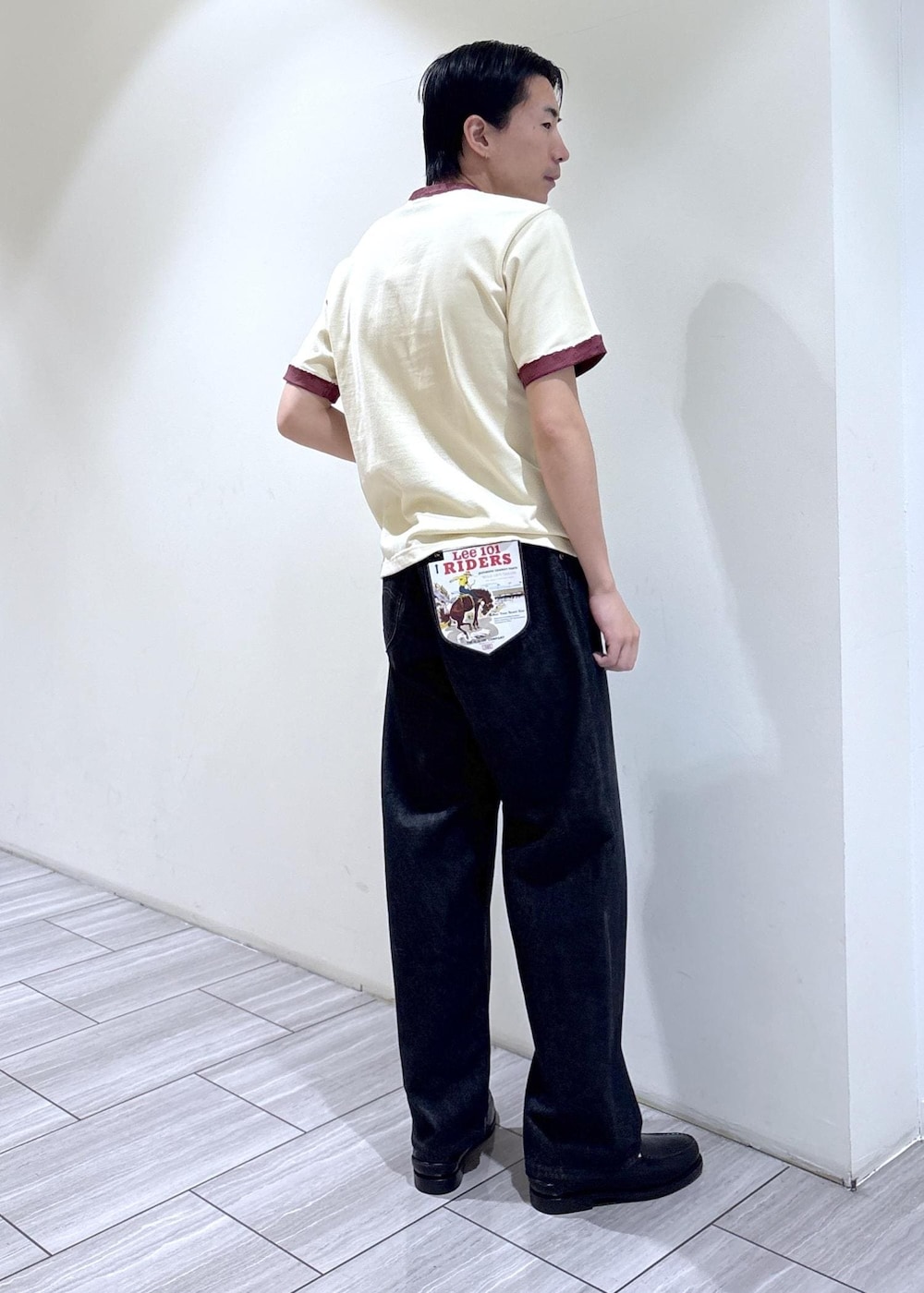 イエロー系のTシャツ/カットソーを着用したメンズの夏コーディネートの3枚目の写真