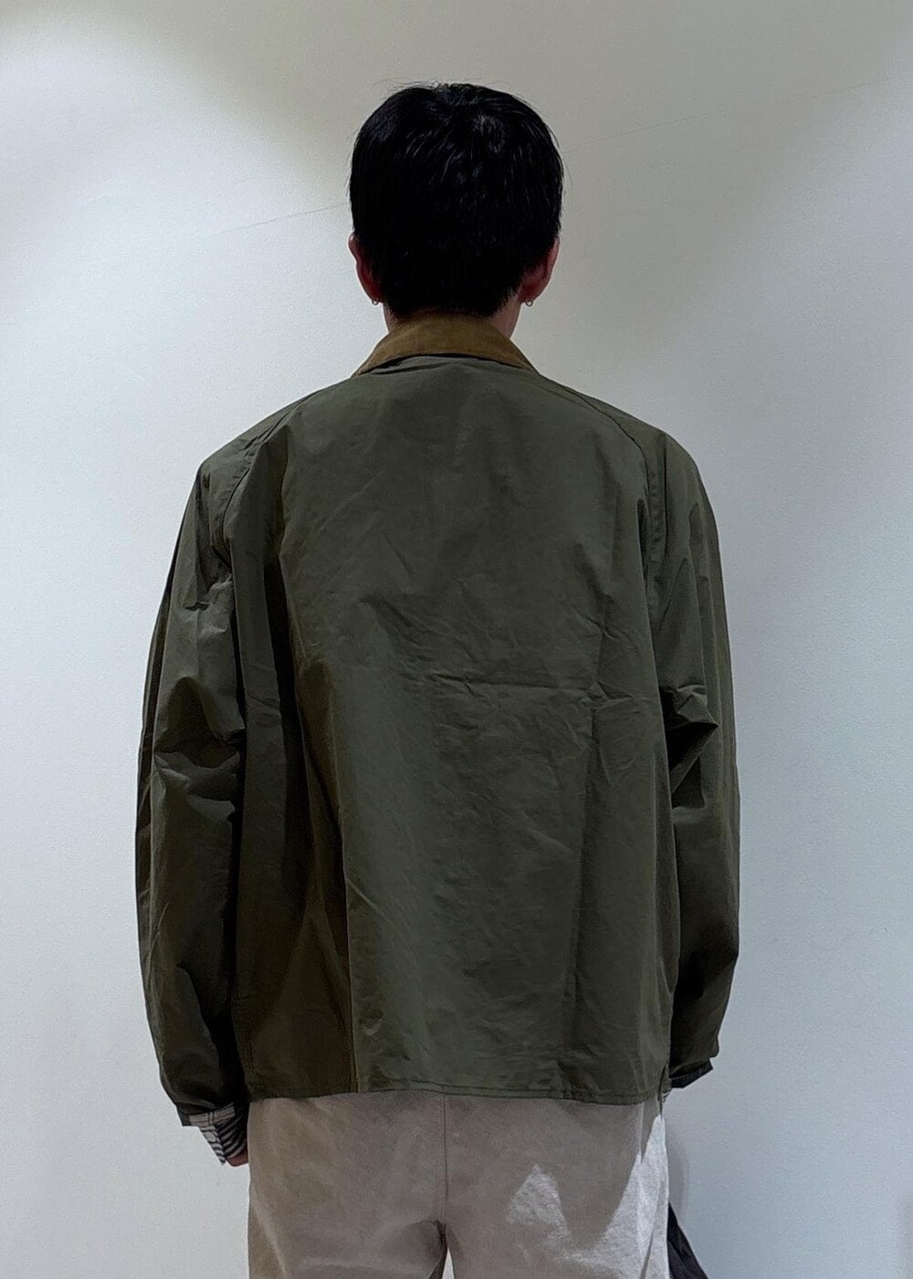 ブルー系のシャツ/ブラウス、ホワイト系のスラックスを着用したメンズの春コーディネートの5枚目の写真