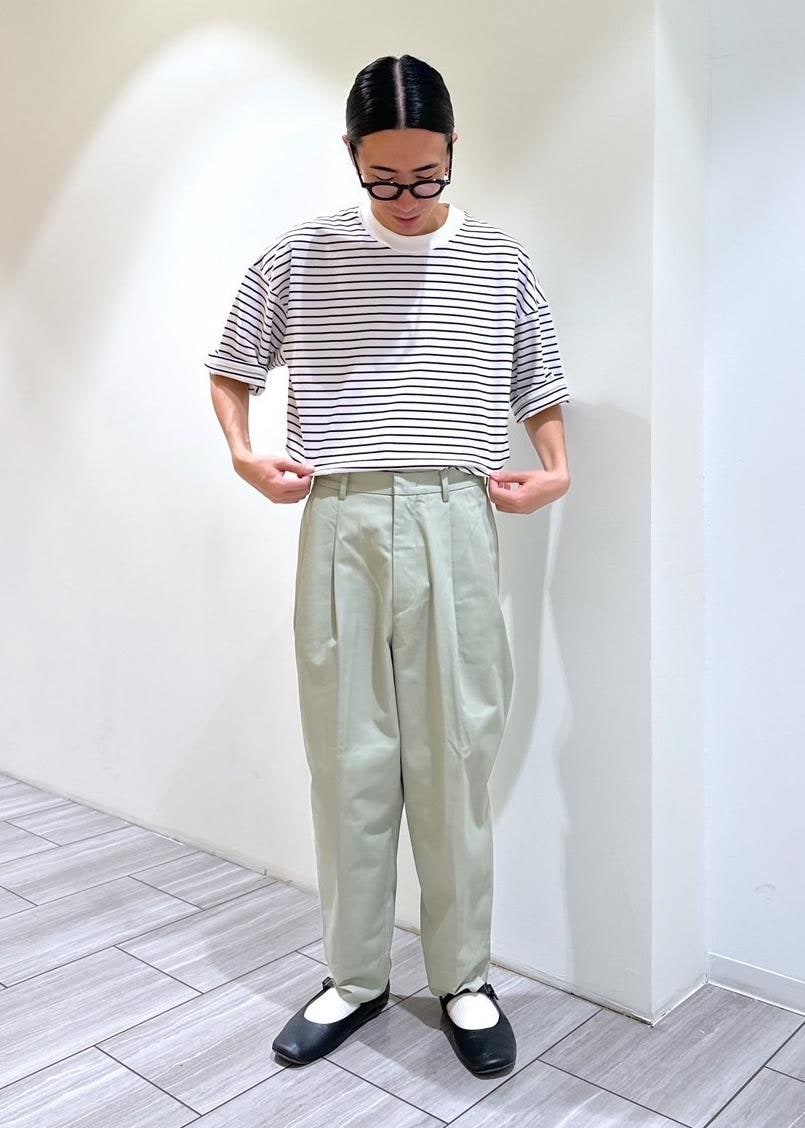 ブラック系のスリッポン、ブラック系のTシャツ/カットソー、グリーン系のその他パンツを着用したメンズの夏コーディネートの2枚目の写真