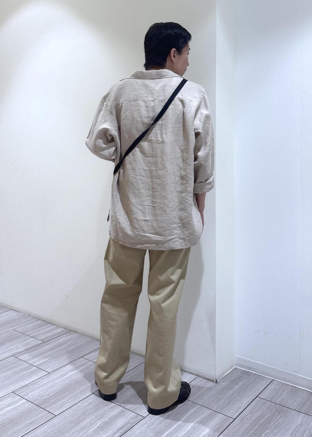 ベージュ系のその他トップス、グリーン系のショルダーバッグ、ベージュ系のチノパンツを着用したメンズの夏コーディネートの5枚目の写真