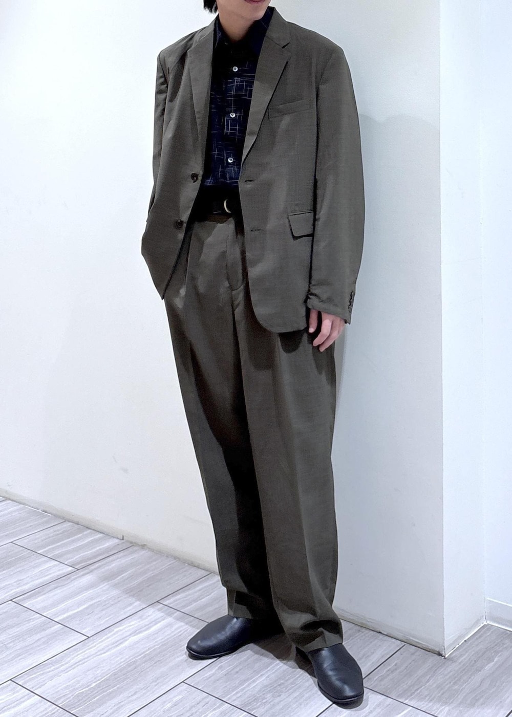 ブラック系のシャツ/ブラウス、グリーン系のセットアップ、ブルー系のその他パンツを着用したメンズの春コーディネートの2枚目の写真