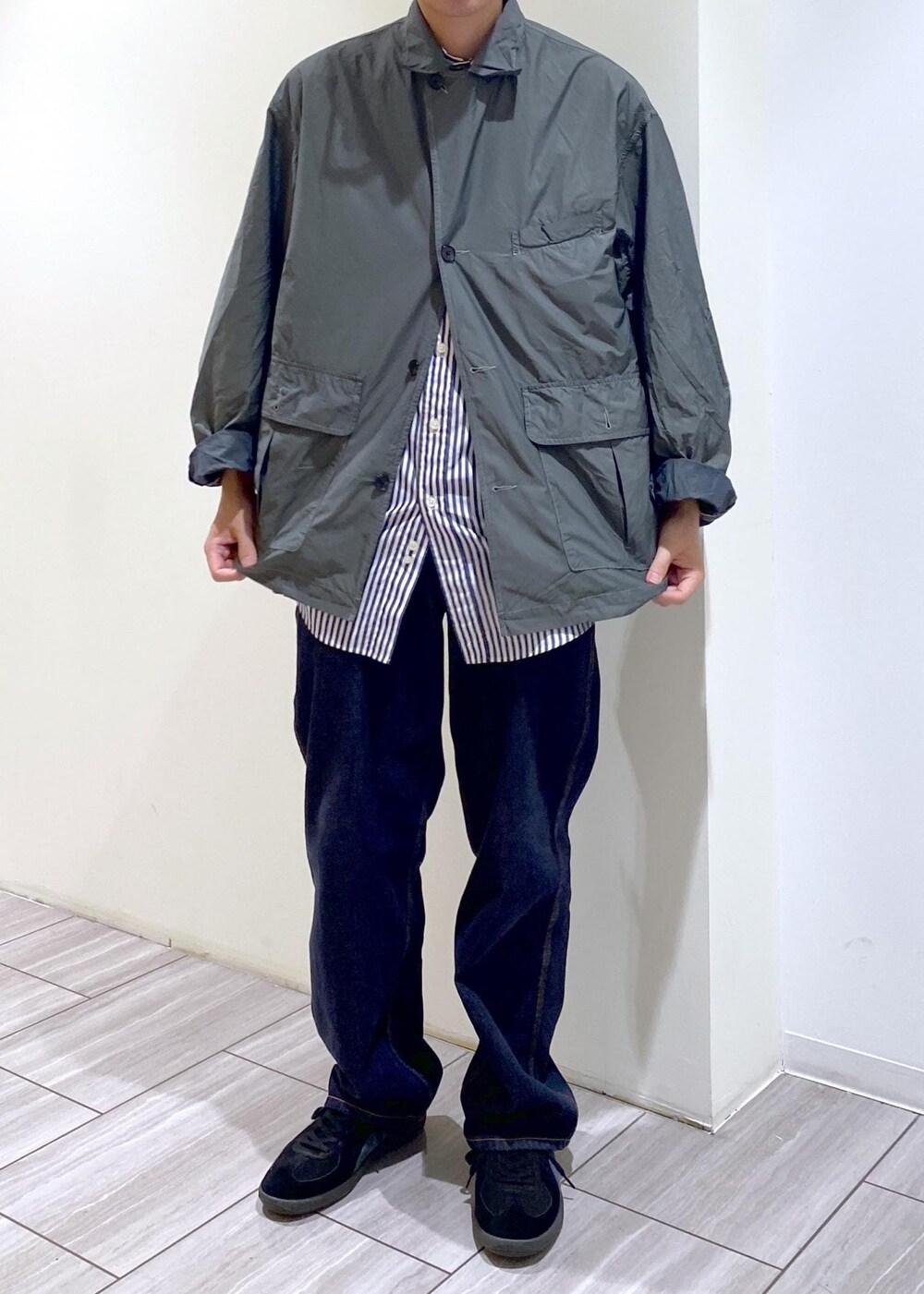 ブルー系のシャツ/ブラウス、ブルー系のデニムパンツ、グレー系のブルゾンを着用したメンズの秋コーディネートの5枚目の写真
