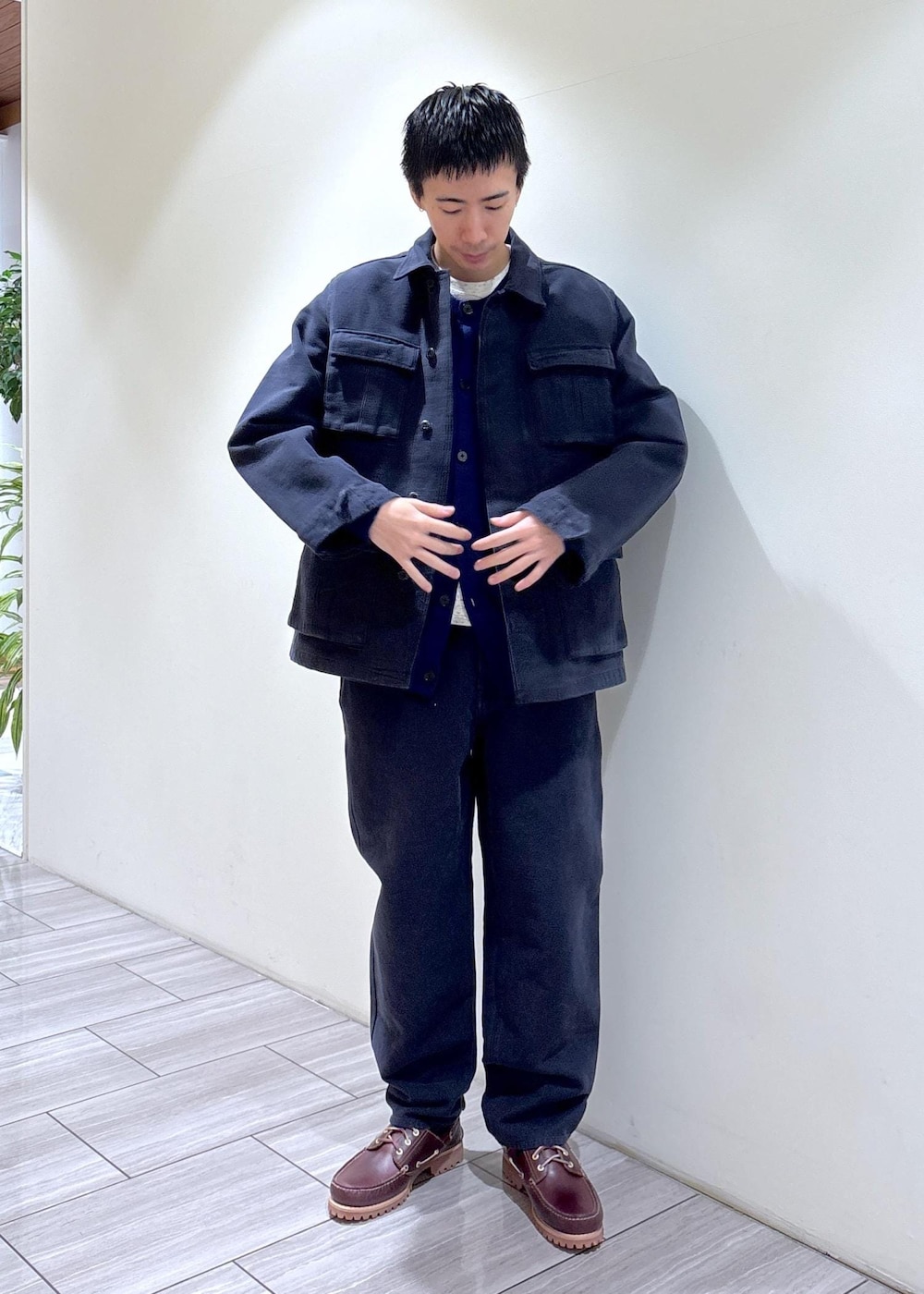 ブルー系のその他アウター、ブルー系のその他パンツ、ブルー系のカーディガン/ボレロを着用したメンズの冬コーディネートの2枚目の写真