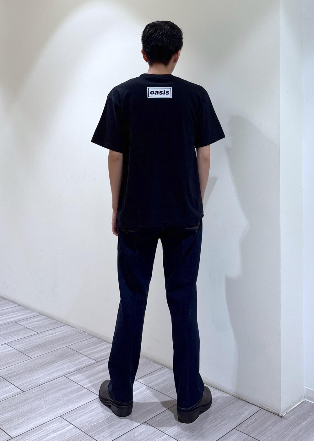 ブラック系のTシャツ/カットソー、ブルー系のデニムパンツを着用したメンズの夏コーディネートの3枚目の写真