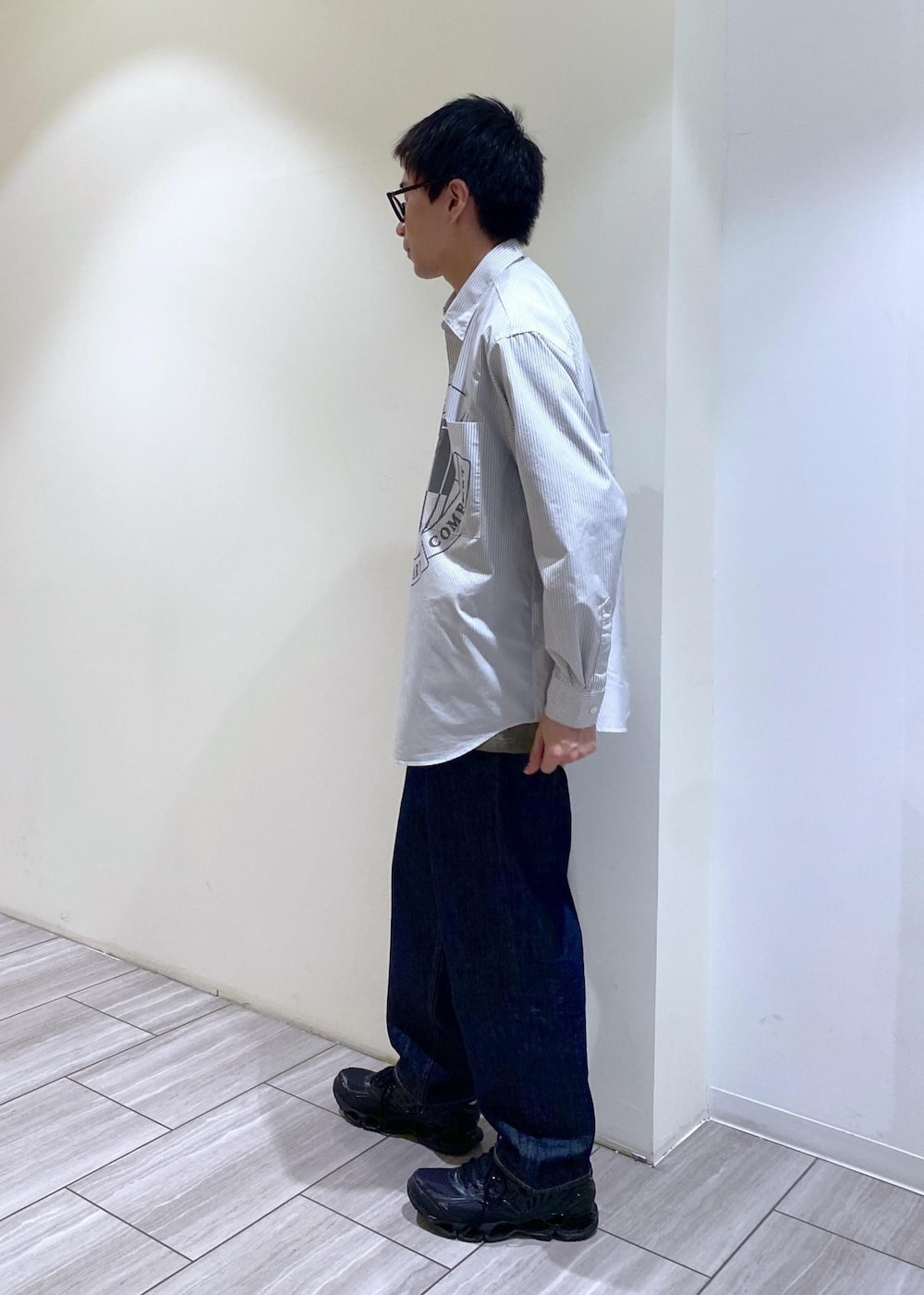 ホワイト系のシャツ/ブラウス、ベージュ系のTシャツ/カットソーを着用したメンズの春コーディネートの2枚目の写真